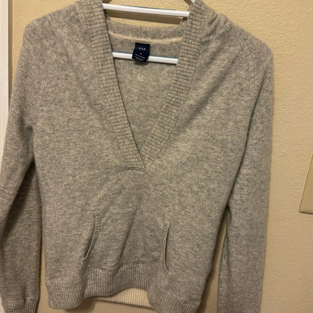 GAP 100% Cashmere V-Neck